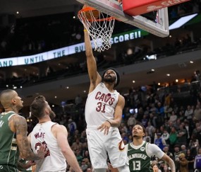 哈登缺阵阿伦27+11施罗德26分 波特20+8雄鹿险胜骑士