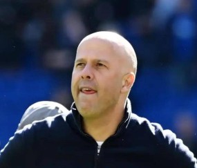 利物浦6-0大胜却引发内讧！斯洛特一句大实话惹怒全队，球迷怒喷：你比克洛普差远了